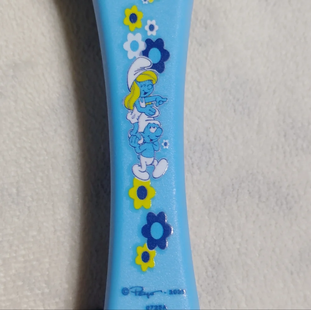 Smurfs-themed pet grooming and accessories.